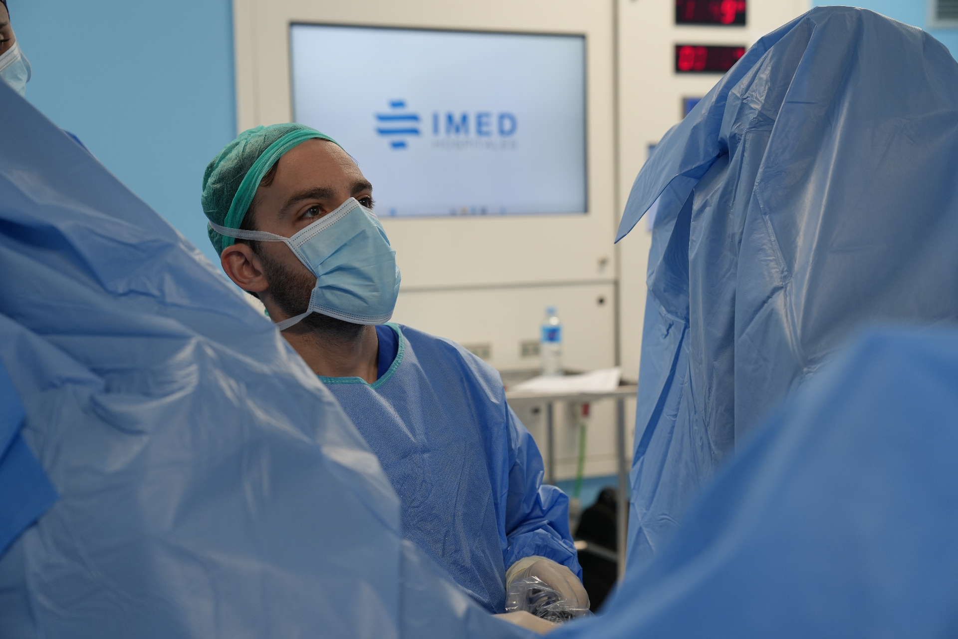 Dr. Oriol Colet realizando una enucleación prostática con láser en IMED Valencia